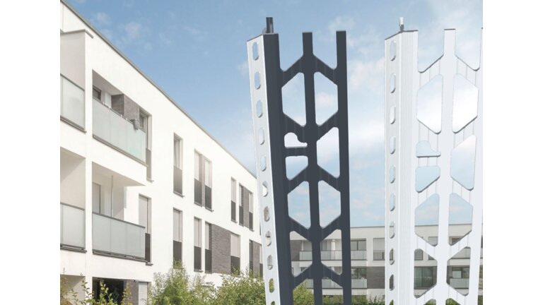 Kunststoffprofil und Kantenprofil mit Gebäude dahinter